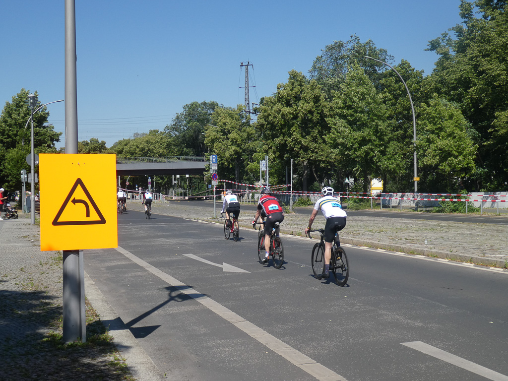 Group of cyclists pass yellow traffic sign © SCC EVENTS / Petko Beier